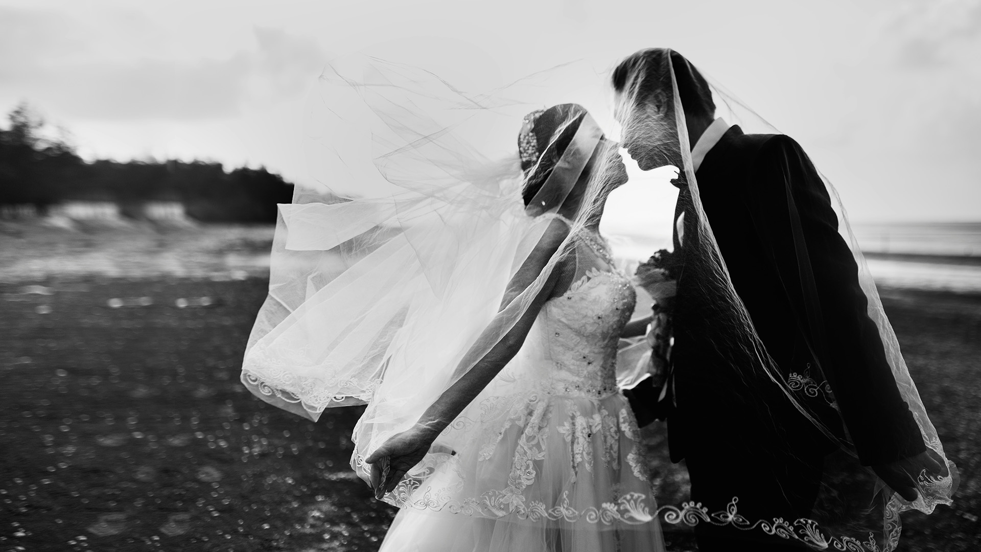 karykatura slubna unikalny pomysl na prezent weselny - a bride and groom kissing